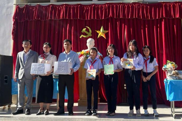 100 đầu sách được Thư viện tỉnh trao tặng Trường Tiểu học & THCS Định An