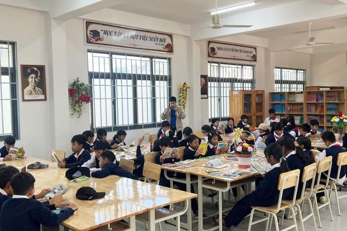 Đọc sách tại Thư viện Trường Tiểu học & THCS Định An