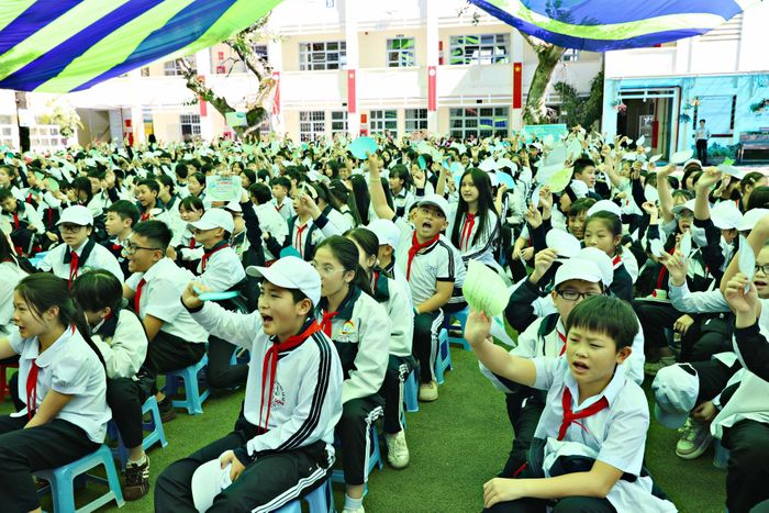 Học sinh Trường THCS Lam Sơn hưởng ứng tuần lễ khai mạc với "thẻ cam kết kỹ năng số” hình chiếc lá, ghi tên nội dung sẽ học và mong muốn được trang bị trên môi trường số