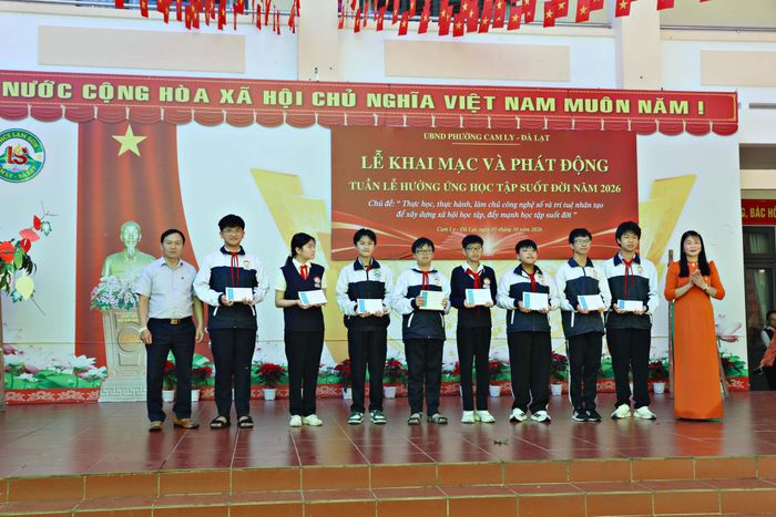 Lãnh đạo phường Cam Ly - Đà Lạt và Ban Giám hiệu Trường THCS Lam Sơn trao bảng vinh danh cho các học sinh có thành tích xuất sắc trong phát triển kỹ năng số