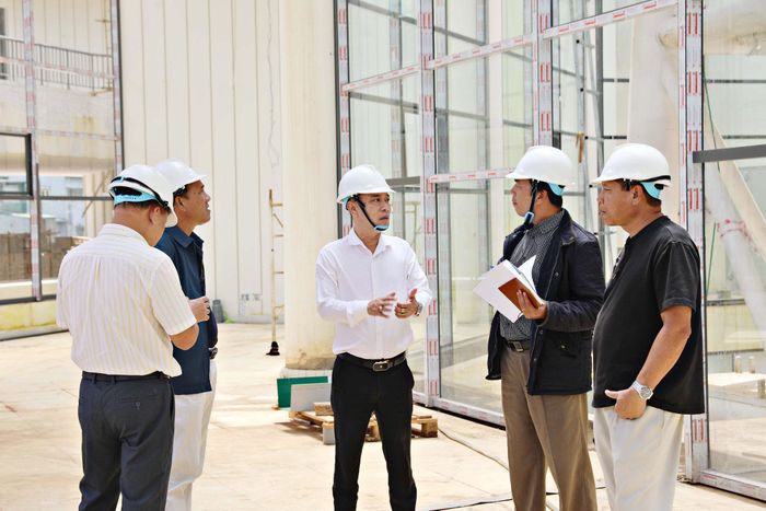 Tỉnh ủy viên, Giám đốc Báo và PTTH Lâm Đồng Lê Huy Toàn (ở giữa) đề nghị nhà thầu bám sát tiến độ đã cam kết, chủ động huy động các nguồn lực để đẩy nhanh thi công, phấn đấu hoàn thành và đưa công trình vào sử dụng trong năm 2026 theo chỉ đạo của lãnh đạo UBND tỉnh Lâm Đồng