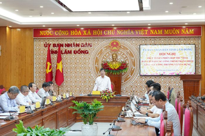 Ủy viên Ban Thường vụ Tỉnh ủy, Phó Chủ tịch Thường trực UBND tỉnh Nguyễn Hồng Hải; lãnh đạo các sở, ngành, chủ đầu tư dự án tham dự tại điểm cầu Lâm Đồng