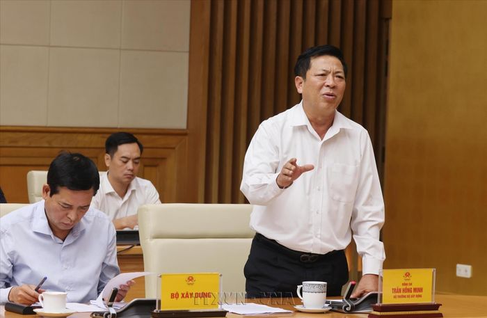 Bộ trưởng Bộ Xây dựng Trần Hồng Minh đánh giá tiến độ các dự án lĩnh vực xây dựng (Ảnh: TTXVN)