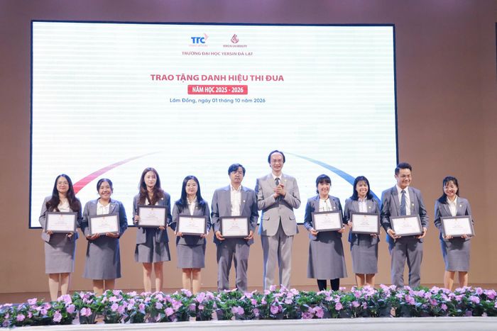 Trường Đại học Yersin Đà Lạt tặng danh hiệu thi đua cho các cán bộ giảng viên và nhân viên nhà trường