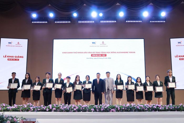 Nhà trường vinh danh thủ khoa đầu vào và trao tặng học bổng cho sinh viên