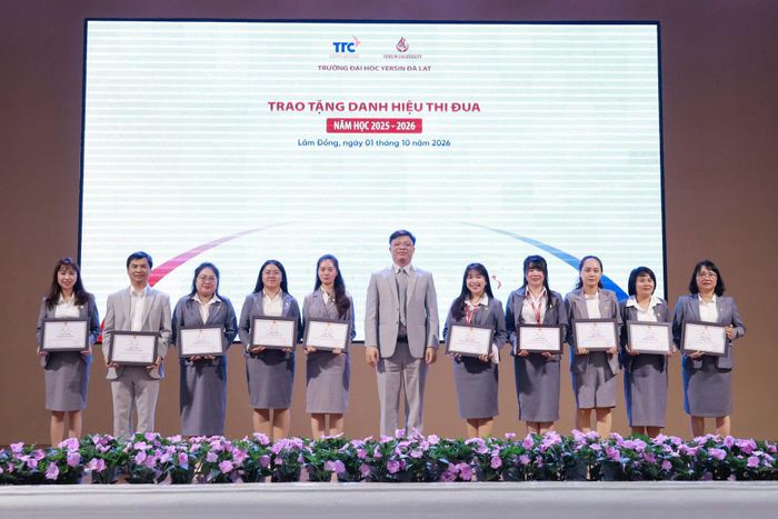 Trường Đại học Yersin Đà Lạt tặng danh hiệu thi đua cho các cán bộ giảng viên và nhân viên nhà trường