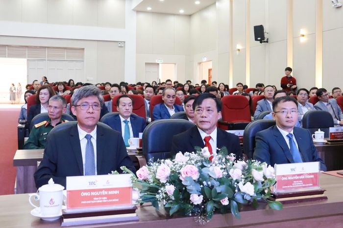 Đồng chí Nguyễn Minh, Tỉnh ủy viên, Phó Chủ tịch UBND tỉnh (bên trái) và đồng chí Nguyễn Văn Thanh, Tỉnh ủy viên, Chánh án Tòa án nhân dân tỉnh (ở giữa) dự lễ khai giảng
