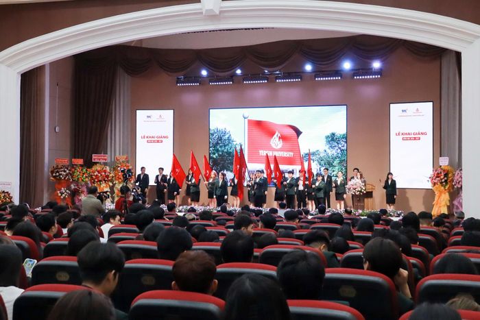 Nghi thức trao cờ truyền thống cho các bạn tân sinh viên của Trường Đại học Yersin Đà Lạt