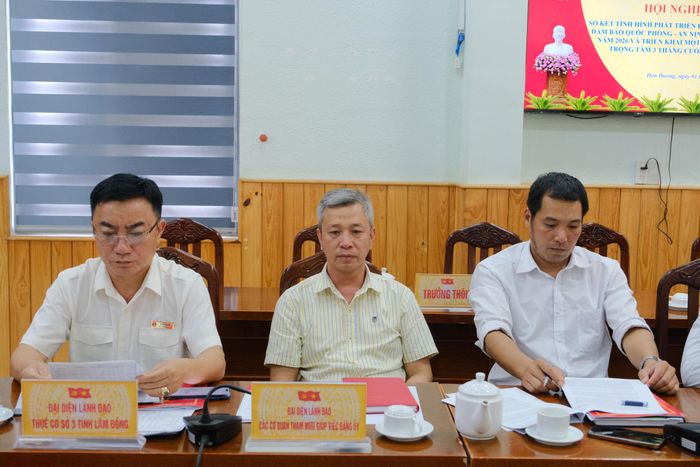 Đai diện lãnh đạo các ngành, phòng chuyên môn dự hội nghị