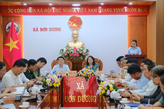 Bí thư Đảng ủy xã Đơn Dương Dương Thị Ngà (bàn đầu bên phải) và Chủ tịch UBND xã Trần Hùng Dũng chủ trì hội nghị