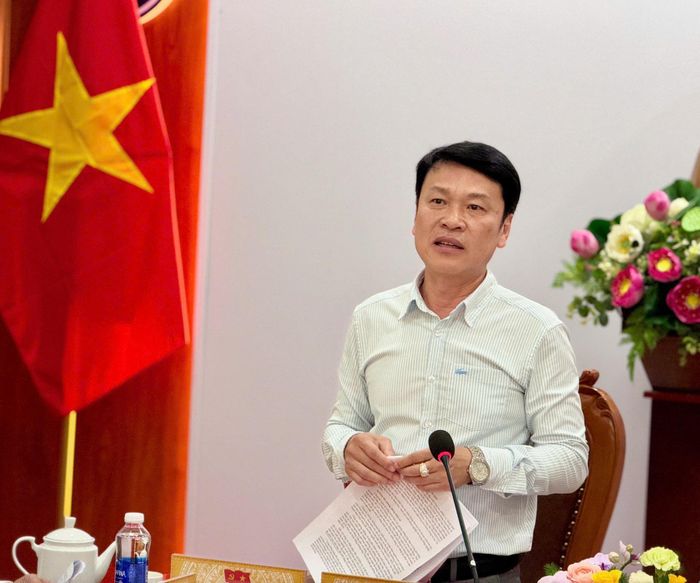 Chủ tịch UBND xã Đơn Dương Trần Hùng Dũng nêu ý kiến chỉ đạo tại hội nghị