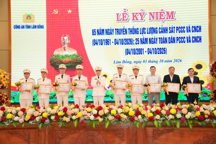 Đại tá Nguyễn Trường Vũ, Phó Giám đốc Công an tỉnh Lâm Đồng trao Giấy khen của Giám đốc Công an tỉnh cho các cá nhân có thành tích xuất sắc