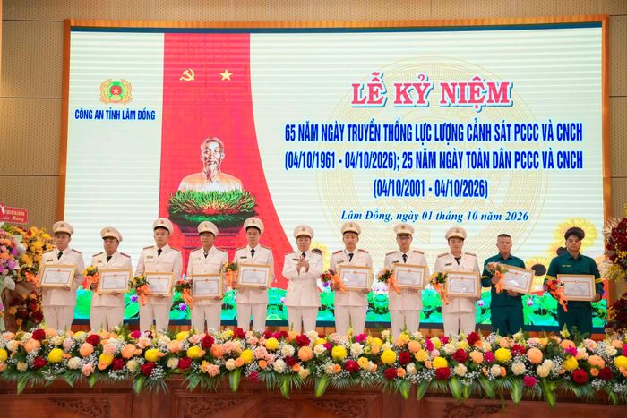 Đại tá Nguyễn Trường Vũ, Phó Giám đốc Công an tỉnh Lâm Đồng trao Giấy khen của Giám đốc Công an tỉnh cho các cá nhân có thành tích xuất sắc