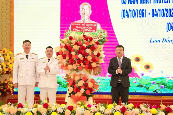 Thay mặt lãnh đạo tỉnh Lâm Đồng, Phó Bí thư Tỉnh ủy Bùi Thắng tặng lẵng hoa chúc mừng Ngày Truyền thống lực lượng Cảnh sát PCCC & CNCH