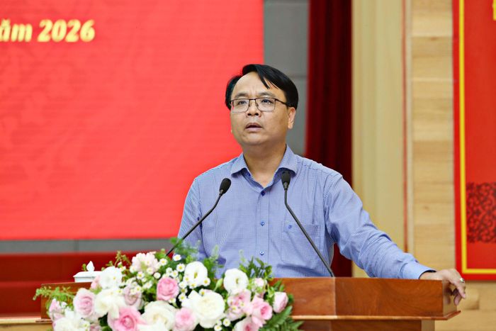 Đồng chí Đặng Hồng Sỹ, Phó Bí thư Thường trực Tỉnh ủy báo cáo của Ban Thường vụ Tỉnh ủy về tình hình thực hiện nhiệm vụ kinh tế - xã hội, quốc phòng - an ninh, công tác xây dựng Đảng, hệ thống chính trị 9 tháng đầu năm 2026 và nhiệm vụ chủ yếu 3 tháng cuối năm 2026