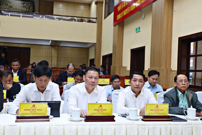 Các đại biểu lãnh đạo địa phương, sở, ngành tham dự hội nghị