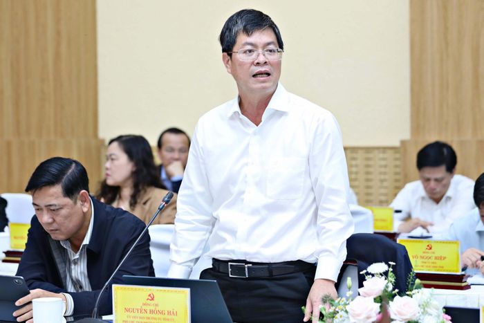 Ủy viên Ban Thường vụ Tỉnh ủy, Phó Chủ tịch Thường trực UBND tỉnh Nguyễn Hồng Hải trao đổi về một số ý kiến nêu ra tại hội nghị