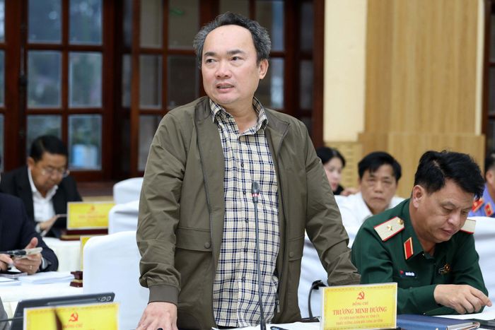 Ủy viên Ban Thường vụ Tỉnh ủy, Giám đốc Công an tỉnh Trương Minh Đương báo cáo tình hình bảo đảm an ninh trật tự tại hội nghị