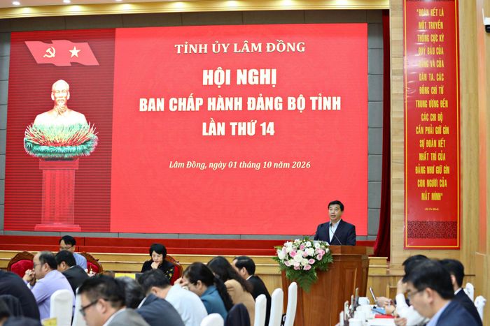 Đồng chí Y Thanh Hà Niê Kđăm, Ủy viên Ban Chấp hành Trung ương Đảng, Bí thư Tỉnh ủy, Trưởng Đoàn ĐBQH tỉnh Lâm Đồng phát biểu tại hội nghị