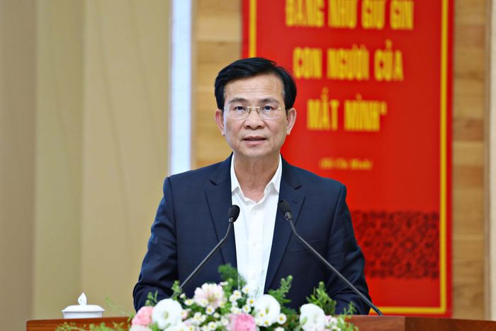 Đồng chí Hồ Văn Mười, Ủy viên Ban Chấp hành Trung ương Đảng, Phó Bí thư Tỉnh ủy, Chủ tịch UBND tỉnh thông qua Tờ trình của Ban Thường vụ Tỉnh ủy và Dự thảo Nghị quyết về phát triển nông nghiệp, nông thôn hiện đại, bền vững đến năm 2030