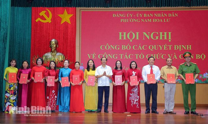 Đồng chí Bùi Thiện Thi, Tỉnh ủy viên, Bí thư Đảng ủy, Chủ tịch HĐND phường trao quyết định thành lập các Đảng bộ.