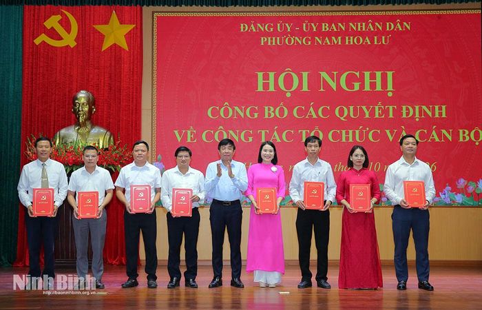 Thường trực Đảng ủy phường Nam Hoa Lư trao quyết định thành lập các Chi bộ.