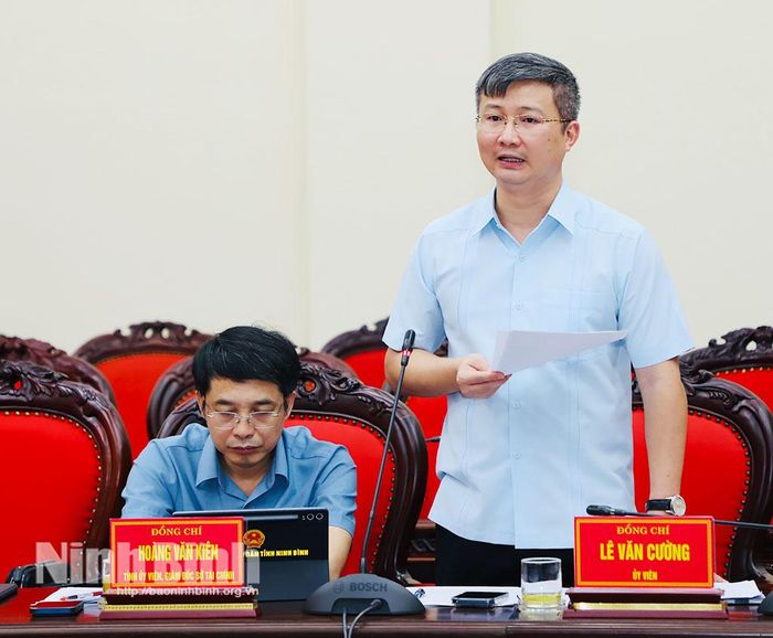Đồng chí Lê Văn Cường, Tỉnh uỷ viên, Chánh Thanh tra tỉnh phát biểu tại Phiên họp.