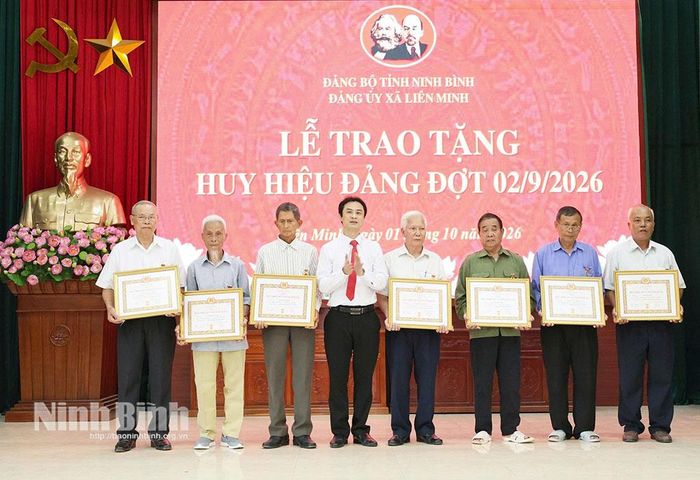 Đồng chí Nguyễn Toàn Thắng, Tỉnh ủy viên, Phó Trưởng Ban Tuyên giáo Tỉnh ủy trao tặng Huy hiệu Đảng cho đảng viên.