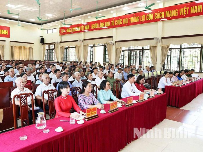 Các đại biểu dự Lễ trao tặng Huy hiệu Đảng.