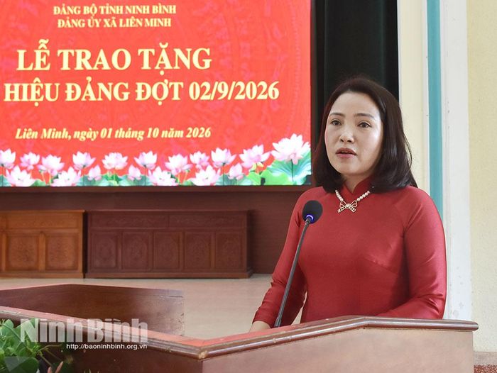 Đồng chí Bùi Ánh Nguyệt, Bí thư Đảng ủy, Chủ tịch HĐND xã Liên Minh phát biểu tại Lễ trao tặng Huy hiệu Đảng cho đảng viên.
