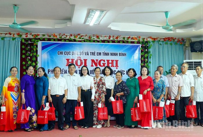 Lãnh đạo Chi cục Dân số và Trẻ em tỉnh trao quà cho cán bộ, hội viên người cao tuổi phường Phủ Lý.