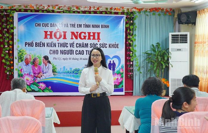 Lãnh đạo Chi cục Dân số và Trẻ em tỉnh phổ biến kiến thức về chăm sóc sức khoẻ cho người cao tuổi.