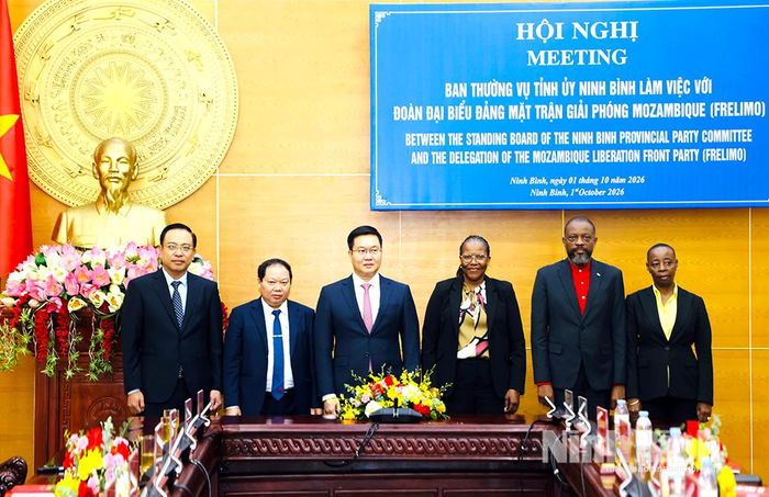 Các đại biểu chụp ảnh lưu niệm.