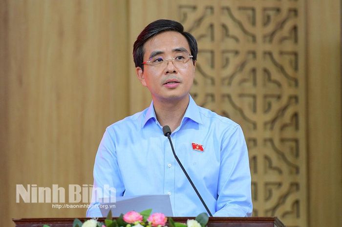 Đồng chí Nguyễn Thành Công, Ủy viên, ĐBQH hoạt động chuyên trách tại Ủy ban Kinh tế và Tài chính của Quốc hội thông báo dự kiến nội dung, chương trình Kỳ họp thứ hai, Quốc hội khóa XVI. Ảnh: Trường Giang