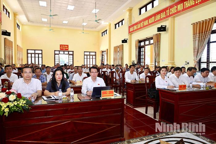Các đại biểu dự hội nghị tiếp xúc cử tri tại xã Yên Đồng. Ảnh: Ngọc Ánh