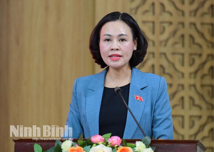 Đồng chí Trần Thị Hồng Thanh, Tỉnh ủy viên, Phó Trưởng Đoàn ĐBQH tỉnh phát biểu tiếp thu ý kiến tại hội nghị. Ảnh: Trường Giang