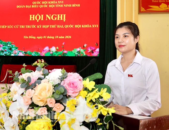 Đại diện Đoàn ĐBQH tỉnh thông tin về dự kiến nội dung, chương trình Kỳ họp thứ hai, Quốc hội khóa XVI. Ảnh: Ngọc Ánh