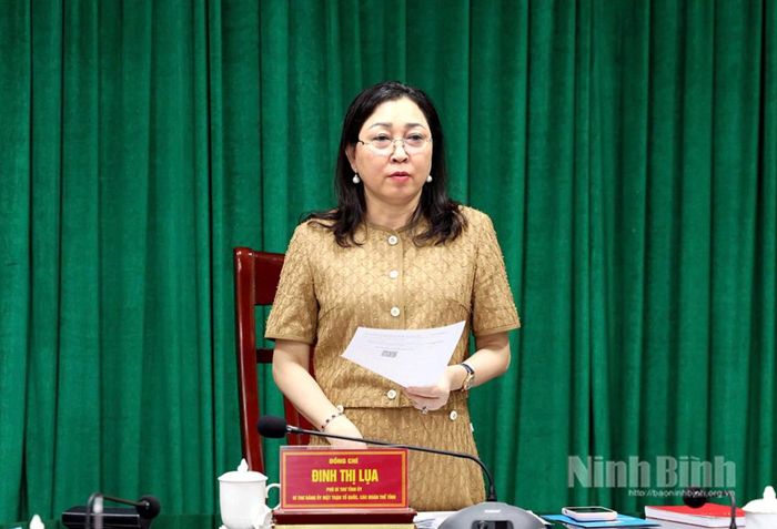 Đồng chí Đinh Thị Lụa, Phó Bí thư Tỉnh ủy, Bí thư Đảng ủy MTTQ, các đoàn thể tỉnh, Chủ tịch Ủy ban MTTQ Việt Nam tỉnh phát biểu chỉ đạo tại Hội nghị.