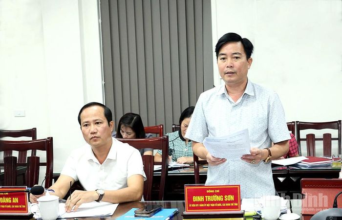 Đồng chí Đinh Trường Sơn, Ủy viên Ban Thường vụ Đảng ủy MTTQ, các đoàn thể tỉnh, Phó Chủ tịch Ủy ban MTTQ Việt Nam tỉnh phát biểu tại Hội nghị.
