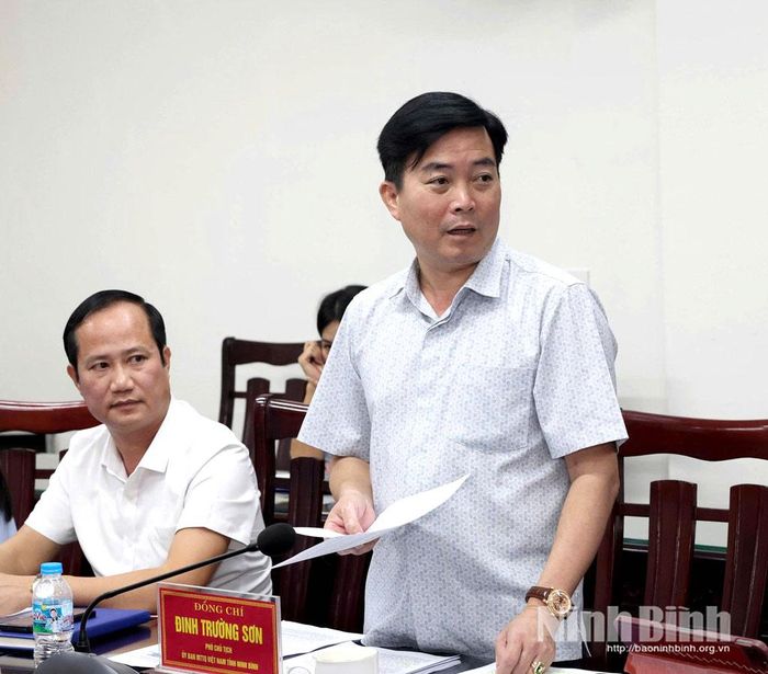 Đồng chí Đinh Trường Sơn, Phó Chủ tịch Ủy ban MTTQ Việt Nam tỉnh trình bày các nội dung xin ý kiến tại Hội nghị.