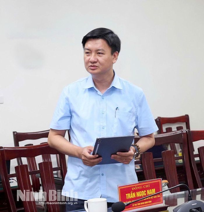 Đồng chí Trần Ngọc Nam, Tỉnh ủy viên, Phó Chủ tịch Ủy ban MTTQ Việt Nam tỉnh, Bí thư Tỉnh đoàn trình bày các nội dung xin ý kiến tại Hội nghị.