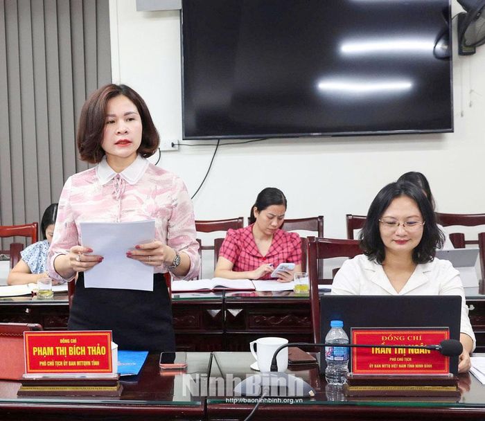 Đồng chí Phạm Thị Bích Thảo, Phó Chủ tịch Ủy ban MTTQ Việt Nam tỉnh trình bày nội dung xin ý kiến tại Hội nghị.