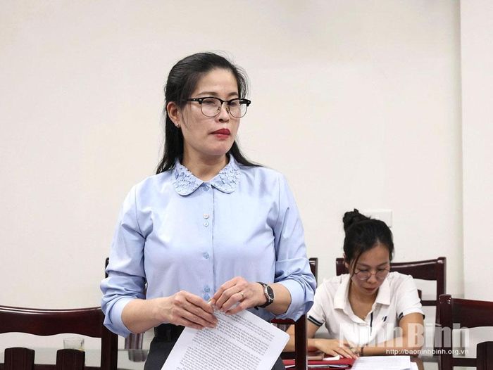 Đồng chí Trần Thị Thoa, Phó Chủ tịch Ủy ban MTTQ Việt Nam tỉnh trình bày các nội dung xin ý kiến tại Hội nghị.