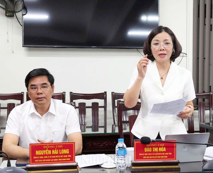 Đồng chí Đào Thị Hòa, Tỉnh ủy viên, Phó Chủ tịch Ủy ban MTTQ Việt Nam tỉnh, Chủ tịch Hội Liên hiệp Phụ nữ tỉnh trình bày các nội dung xin ý kiến tại Hội nghị.