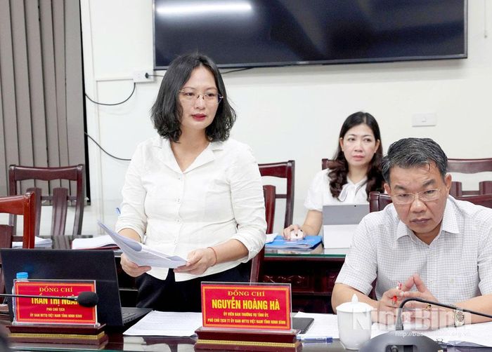 Đồng chí Trần Thị Ngân, Phó Chủ tịch Ủy ban MTTQ Việt Nam tỉnh trình bày các nội dung xin ý kiến tại Hội nghị.