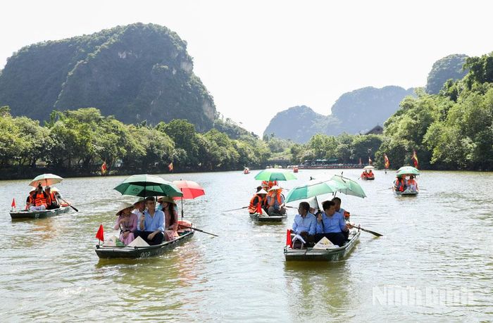 Đoàn tham quan, trải nghiệm Quần thể danh thắng Tràng An.