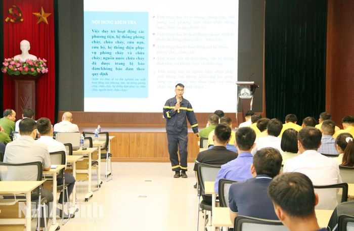 Đại diện Phòng Cảnh sát PCCC và CNCH Công an tỉnh truyền đạt những kiến thức, kỹ năng trong công tác PCCC và CNCH tại doanh nghiệp.