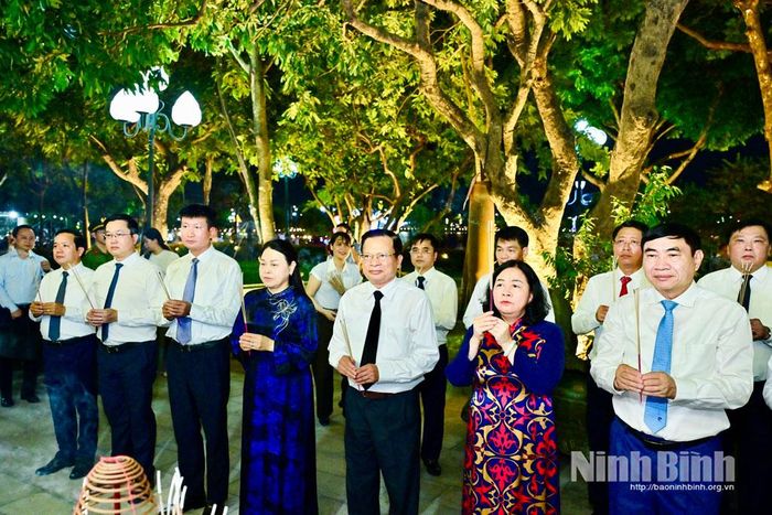 Các đại biểu dâng hương tại Đền thờ Mười nữ liệt sỹ dân quân pháo phòng không Lam Hạ. Ảnh: Ngọc Linh