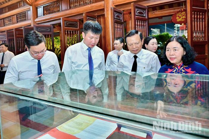 Các đại biểu tham quan không gian trưng bày những hiện vật tại Nhà lưu niệm đồng chí Lương Khánh Thiện.