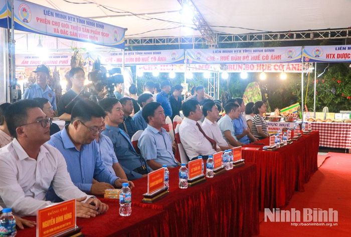 Các đại biểu tham dự Phiên chợ.